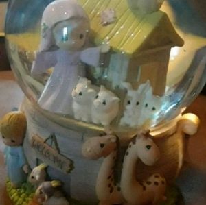 Musical snow globe